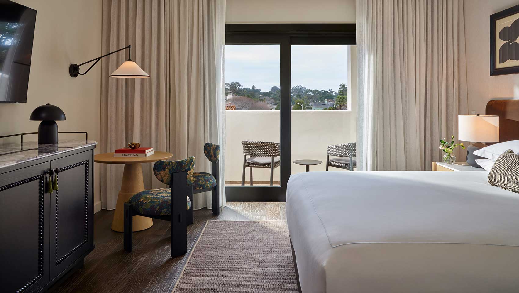 king furnished balcony with bay view